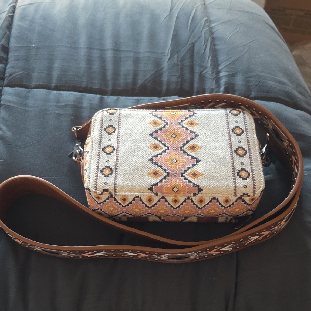 Wrangler Women's Geometric Pattern Crossbody Bag - Picture 2 of 5